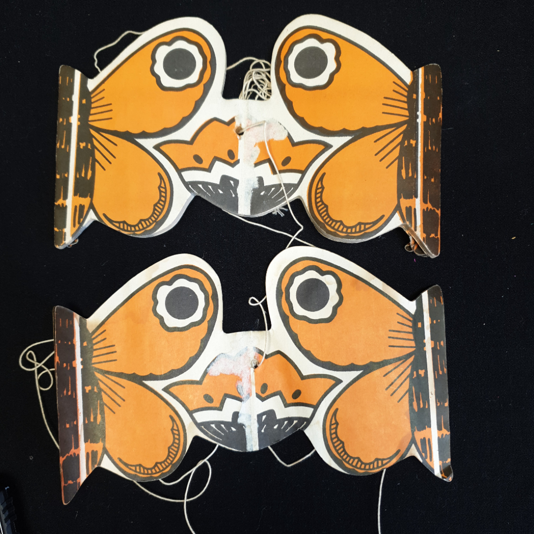 Растяжка бумажная оранжевые  бабочки, имеются следы времени цена за 1 шт . Картинка 1